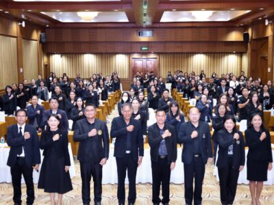 ข่าวประชาสัมพันธ์ วันที่ ๑๗ ธันวาคม ๒๕๖๘ เวลา ๐๙.๐๐ – ๑๒.๐๐ น. นางกชพร เดชธนภัทร์กุล ผู้ตรวจเงินแผ่นดิน (สตภ.๔) มอบหมายให้สำนักตรวจเงินแผ่นดินจังหวัดบุรีรัมย์โดยนายศุภศักดิ์ นาคหนองหาญ ผู้อำนวยการกลุ่ม รักษาราชการแทนผู้อำนวยการสำนักตรวจเงินแผ่นดินจังหวัดบุรีรัมย์ ได้ให้นางสาวเพ็ญประภา เรืองรัมย์ ผู้อำนวยการกลุ่ม นายประสานศักดิ์ สำราญใจ ผู้อำนวยการกลุ่ม นางสาวผาณิต ลาละคร นักวิชาการตรวจเงินแผ่นดินชำนาญการพิเศษ และนายวสันต์ โปรดประโคน วิศวกรชำนาญการ เป็นวิทยากรบรรยาย โครงการฝึกอบรม หลักสูตร “๓ ประสานการคลังสุจริตเพื่อเพิ่มประสิทธิภาพการเบิกจ่ายเงิน” ภายใต้ความร่วมมือของสำนักงานคลังจังหวัดบุรีรัมย์ สำนักตรวจเงินแผ่นดินจังหวัดบุรีรัมย์ สำนักงาน ป.ป.ช. ประจำจังหวัดบุรีรัมย์ ให้กับผู้ปฏิบัติงานด้านการพัสดุของส่วนราชการและองค์กรปกครองส่วนท้องถิ่น ในจังหวัดบุรีรัมย์ จำนวน ๑๒๕ คน ณ โรงแรมสกายวิว รีสอร์ทบุรีรัมย์ จังหวัดบุรีรัมย์