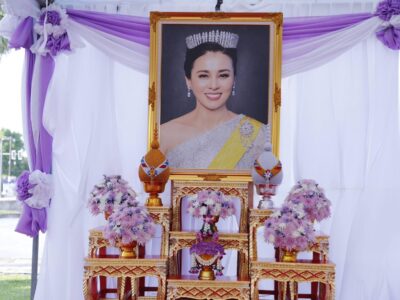 วันพุธที่ ๓ มิถุนายน ๒๕๖๙ นายสมศักดิ์ เหลืองวิเศษ ผู้อำนวยการสำนักตรวจเงินแผ่นดินจังหวัดบุรีรัมย์ มอบหมายให้นางสาวผาณิต ลาละคร นักวิชาการตรวจเงินแผ่นดินชำนาญการพิเศษ พร้อมด้วยข้าราชการ ร่วมประกอบพิธีทำบุญตักบาตรพระสงฆ์-สามเณร ๔๙ รูป ถวายเป็นพระราชกุศล แด่สมเด็จพระนางเจ้าสุทิดา พัชรสุธาพิมลลักษณ พระบรมราชินี เนื่องในโอกาสวันเฉลิมพระชนมพรรษา ๓ มิถุนายน ๒๕๖๙ ณ ลานด้านหน้าสนามฟุตบอลช้างอารีนา ต.อิสาณ อ.เมือง จ.บุรีรัมย์ โดยพระธรรมวชิรสุตาภรณ์ เจ้าคณะจังหวัดบุรีรัมย์ และพระสงฆ์สมณศักดิ์ ๑๐ รูป เจริญพระพุทธมนต์ และนายปิยะ ปิจนำ ผู้ว่าราชการจังหวัดบุรีรัมย์ เป็นประธานในพิธี