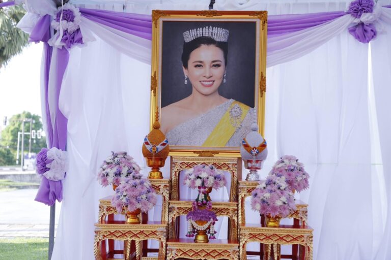 วันพุธที่ ๓ มิถุนายน ๒๕๖๙ นายสมศักดิ์ เหลืองวิเศษ ผู้อำนวยการสำนักตรวจเงินแผ่นดินจังหวัดบุรีรัมย์ มอบหมายให้นางสาวผาณิต ลาละคร นักวิชาการตรวจเงินแผ่นดินชำนาญการพิเศษ พร้อมด้วยข้าราชการ ร่วมประกอบพิธีทำบุญตักบาตรพระสงฆ์-สามเณร ๔๙ รูป ถวายเป็นพระราชกุศล แด่สมเด็จพระนางเจ้าสุทิดา พัชรสุธาพิมลลักษณ พระบรมราชินี เนื่องในโอกาสวันเฉลิมพระชนมพรรษา ๓ มิถุนายน ๒๕๖๙ ณ ลานด้านหน้าสนามฟุตบอลช้างอารีนา ต.อิสาณ อ.เมือง จ.บุรีรัมย์ โดยพระธรรมวชิรสุตาภรณ์ เจ้าคณะจังหวัดบุรีรัมย์ และพระสงฆ์สมณศักดิ์ ๑๐ รูป เจริญพระพุทธมนต์ และนายปิยะ ปิจนำ ผู้ว่าราชการจังหวัดบุรีรัมย์ เป็นประธานในพิธี