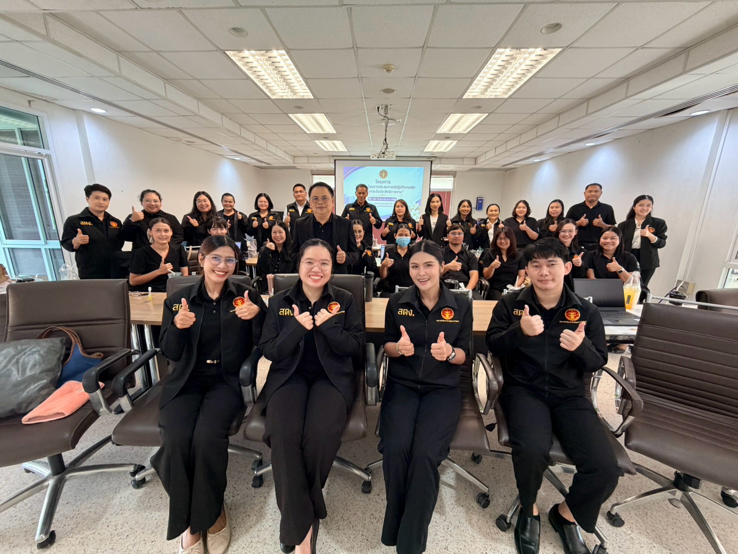 วันพฤหัสบดีที่ ๑๓ สิงหาคม ๒๕๖๙ สำนักตรวจเงินแผ่นดินจังหวัดบุรีรัมย์ จัดโครงการจัดการความรู้ (Knowledge Management: KM) หัวข้อ &ldquo;ถอดบทเรียนจากประสบการณ์ปฏิบัติงานจริง เพื่อยกระดับประสิทธิภาพงาน&rdquo; ณ ห้องประชุมสุพรรณิการ์ ชั้น ๓ สำนักตรวจเงินแผ่นดินจังหวัดบุรีรัมย์ โดยมี นายสมศักดิ์ เหลืองวิเศษ ผู้อำนวยการสำนักตรวจเงินแผ่นดินจังหวัดบุรีรัมย์ พร้อมด้วยผู้อำนวยการกลุ่ม ข้าราชการ และลูกจ้างในสังกัด เข้าร่วมกิจกรรมโดยพร้อมเพรียงกันการจัดโครงการในครั้งนี้มีวัตถุประสงค์เพื่อเป็นเวทีในการแลกเปลี่ยนเรียนรู้ประสบการณ์ในการปฏิบัติงานตรวจสอบ วิเคราะห์ปัญหา อุปสรรค ตลอดจนร่วมกันเสนอแนวทางการแก้ไขปัญหาจากประสบการณ์จริง เพื่อให้บุคลากรสามารถนำองค์ความรู้ที่ได้รับไปประยุกต์ใช้ในการปฏิบัติงานตรวจสอบได้อย่างมีประสิทธิภาพมากยิ่งขึ้น ส่งผลให้การดำเนินงานของสำนักตรวจเงินแผ่นดินจังหวัดบุรีรัมย์บรรลุผลสำเร็จตามเป้าหมายและมาตรฐานที่กำหนดไว้