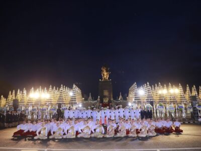วันจันทร์ที่ ๗ กันยายน ๒๕๖๙ นายสมศักดิ์ เหลืองวิเศษ ผู้อำนวยการสำนักตรวจเงินแผ่นดินจังหวัดบุรีรัมย์ มอบหมายให้ นายศุภศักดิ์ นาคหนองหาญ ผู้อำนวยการกลุ่ม พร้อมด้วยข้าราชการในสังกัด เข้าร่วมพิธีวางพวงมาลาถวายราชสักการะ เนื่องในวันน้อมรำลึกวันคล้ายวันสวรรคต พระบาทสมเด็จพระพุทธยอดฟ้าจุฬาโลกมหาราช (รัชกาลที่ ๑) ผู้ทรงสถาปนาพระบรมราชวงศ์จักรีและทรงเป็นผู้ก่อตั้งเมืองแปะ ณ บริเวณลานพระบรมราชานุสาวรีย์ รัชกาลที่ ๑ จังหวัดบุรีรัมย์โดยมี นายปิยะ ปิจนำ ผู้ว่าราชการจังหวัดบุรีรัมย์ เป็นประธานในพิธี พร้อมด้วยหัวหน้าส่วนราชการ ข้าราชการ ทหาร ตำรวจ และนักศึกษามหาวิทยาลัยราชภัฏบุรีรัมย์กว่า ๒,๕๐๐ คน เข้าร่วมประกอบพิธีถวายราชสดุดี ถวายบังคมตราพระราชลัญจกร และรำบวงสรวง เพื่อน้อมรำลึกในพระมหากรุณาธิคุณ