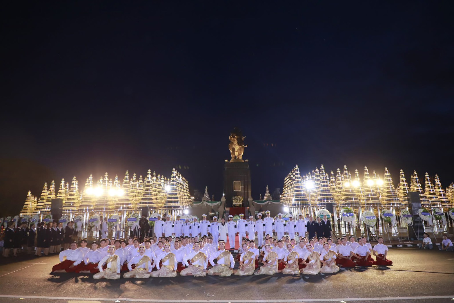 วันจันทร์ที่ ๗ กันยายน ๒๕๖๙ นายสมศักดิ์ เหลืองวิเศษ ผู้อำนวยการสำนักตรวจเงินแผ่นดินจังหวัดบุรีรัมย์ มอบหมายให้ นายศุภศักดิ์ นาคหนองหาญ ผู้อำนวยการกลุ่ม พร้อมด้วยข้าราชการในสังกัด เข้าร่วมพิธีวางพวงมาลาถวายราชสักการะ เนื่องในวันน้อมรำลึกวันคล้ายวันสวรรคต พระบาทสมเด็จพระพุทธยอดฟ้าจุฬาโลกมหาราช (รัชกาลที่ ๑) ผู้ทรงสถาปนาพระบรมราชวงศ์จักรีและทรงเป็นผู้ก่อตั้งเมืองแปะ ณ บริเวณลานพระบรมราชานุสาวรีย์ รัชกาลที่ ๑ จังหวัดบุรีรัมย์โดยมี นายปิยะ ปิจนำ ผู้ว่าราชการจังหวัดบุรีรัมย์ เป็นประธานในพิธี พร้อมด้วยหัวหน้าส่วนราชการ ข้าราชการ ทหาร ตำรวจ และนักศึกษามหาวิทยาลัยราชภัฏบุรีรัมย์กว่า ๒,๕๐๐ คน เข้าร่วมประกอบพิธีถวายราชสดุดี ถวายบังคมตราพระราชลัญจกร และรำบวงสรวง เพื่อน้อมรำลึกในพระมหากรุณาธิคุณ